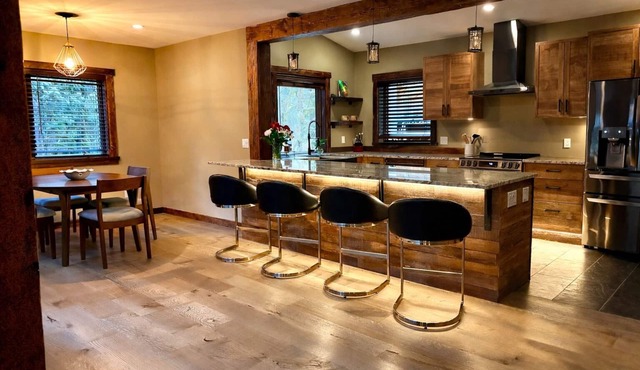 🔥🏔️Modern Luxury Cabin by Mt Baker, Hot Tub, Designer Interior, Black Diamond Inn
