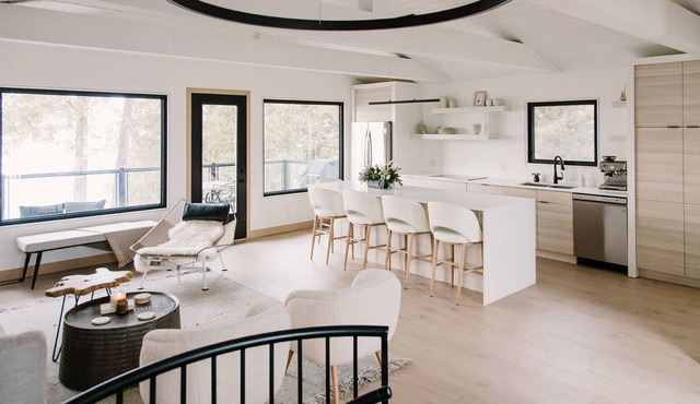 Modern Luxury Cabin on the Lake