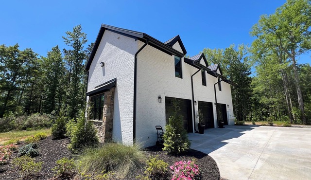Modern Luxury Cabin Retreat on Private Gated 85 Acres Near I-75
