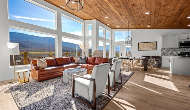 Modern Luxury Cabin! Indoor Pool! Stunning Views! - Luxview Lodge