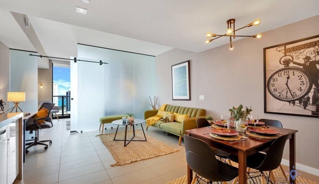 Modern Luxury, City View, Pool, Central Location