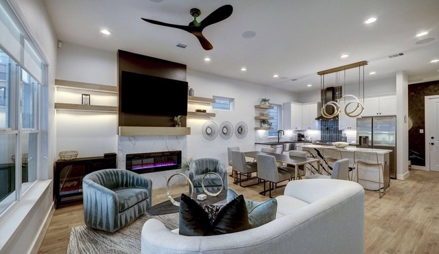 Modern Luxury Dream Home 6 minutes from Downtown. SLEEPS 8