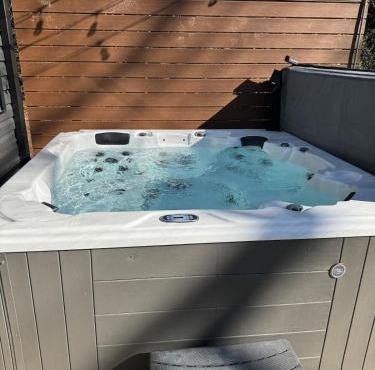 Modern Luxury Getaway Hot Tub NEW Gameroom