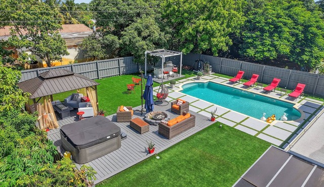 Modern Luxury Home, Pool, Walk To The Beach