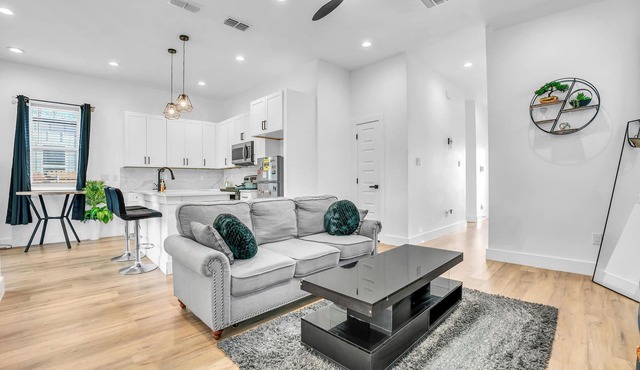 Modern Luxury Home 10 Min to Downtown Spacious, Stylish & Immaculate