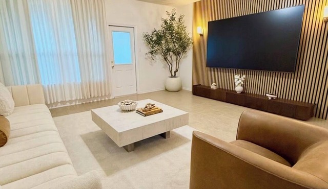 Modern luxury home/100” tv/3 queen beds/clean, quiet, & comfortable