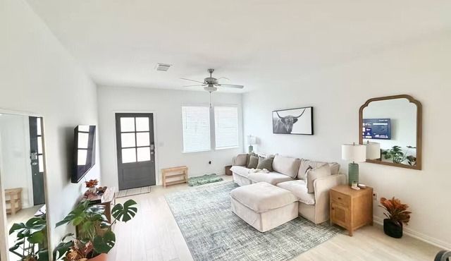 Modern Luxury Home Close to AIRPORT/COTA/Downtown