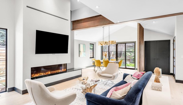 Modern Luxury Home Convenient to Downtown & Pearl
