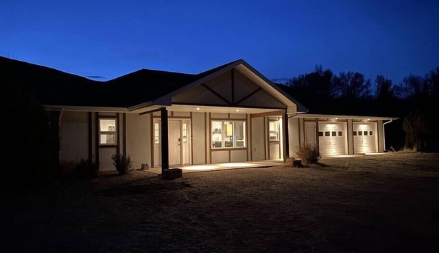 Modern Luxury Home on the River w/3 Bedrooms