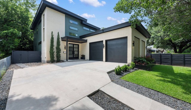MODERN LUXURY HOME W/FABULOUS SHADED YARD! POOL! 5BR 4.5 BA HOME - SOCO & DT