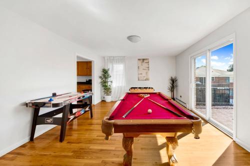 Modern Luxury Home w GameRoom & Free Parking