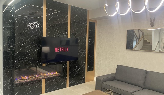 Modern Luxury House W/HOT TUB