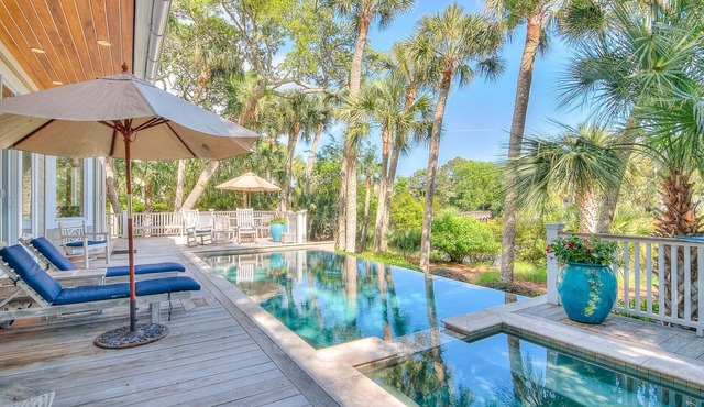Modern Luxury in Kiawah: Walk To Beach, Private Pool And Hot Tub!
