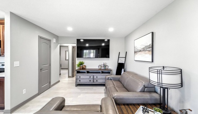 Modern, Luxury Living in Bright, Spacious 2BR/Luxury/Washer/Parking