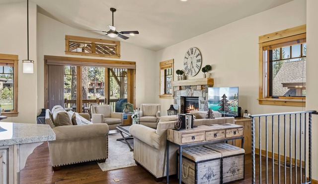 Modern Luxury Lodge | King & Queen Suite, Games, EV Charger, Hike & Bike Trails