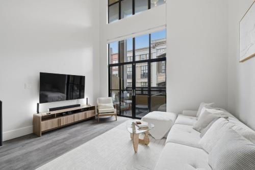 Modern Luxury Loft facing Santana Row w/Balcony