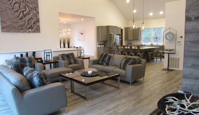 Modern Luxury Mountain Lakside Getaway on Lake Glenville, NC