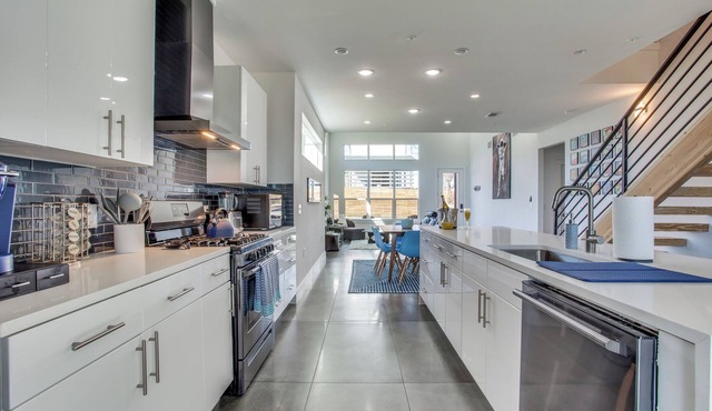 Modern Luxury Oasis in the Heart of Austin - Private Backyard & Rooftop Deck