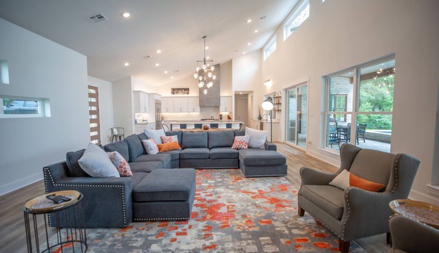 Modern Luxury on Cedar Creek Lake, Private Pool!