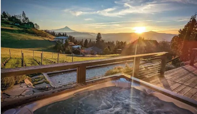 Modern Luxury. Private Hot Tub & views of Mt Hood!