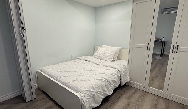 Modern Luxury Private Suite 1 Den 1 Bath Parking