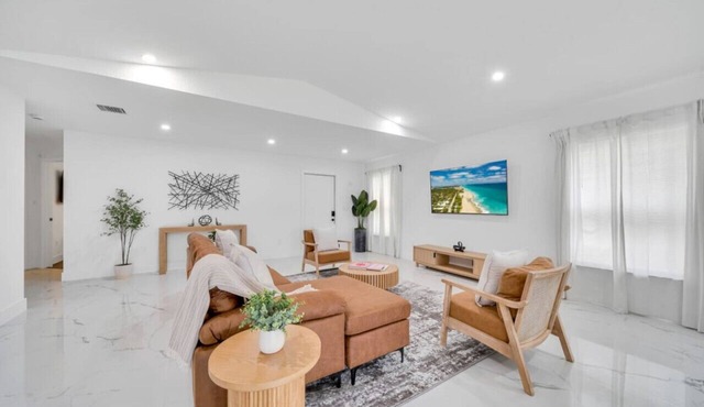 Modern Luxury Retreat - Centrally Located in WPB