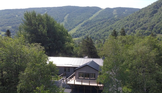 Modern luxury retreat on the Humber River, 5-minute walk from Marble Mountain!
