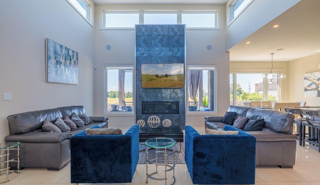 Modern Luxury Retreat | Heated Pool, Theatre & Putting Green