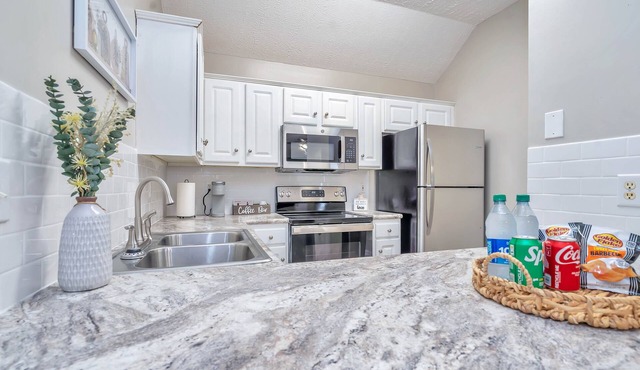 Modern Luxury Retreat w/Fast Wifi. 10 mins from Downtown, ASU & Maxwell AFB.