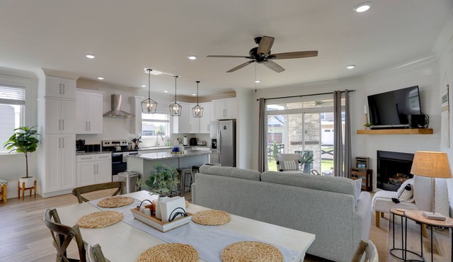 Modern Luxury Retreat: Walk to Tims Ford Lake!