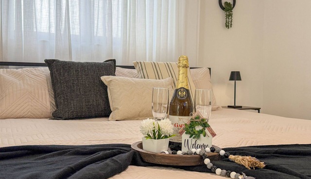 Modern Luxury Studio Kitchen, Wi-Fi & Private Parking