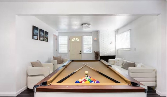 Modern Luxury St Pete Home w/Spacious, near Treasure Island Beach, sleeps 8