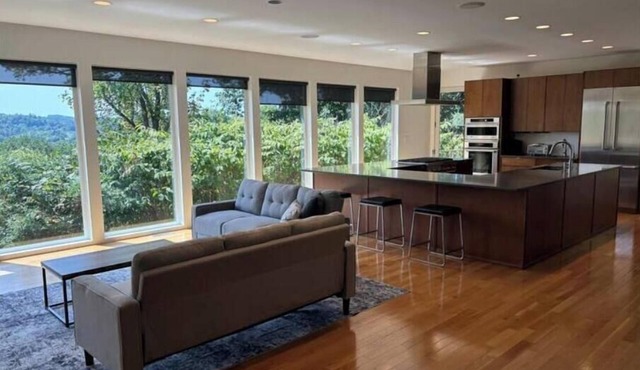 Modern Luxury steps 0.4 mi from Stadium