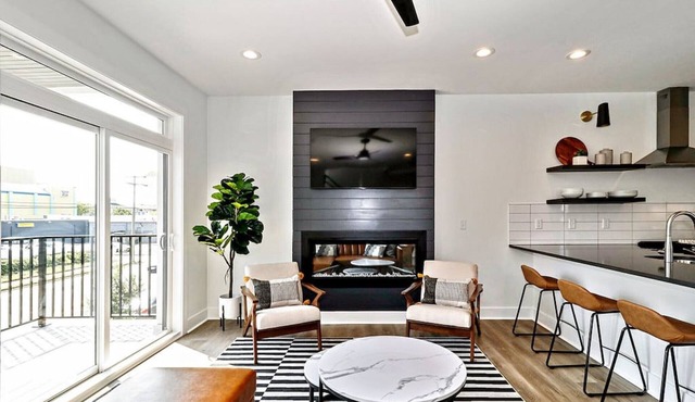 Modern Luxury Townhome Rooftop Deck & Ocean Views!