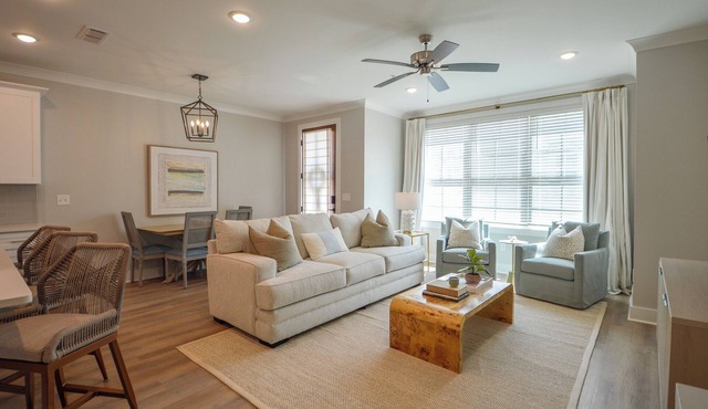 Modern Luxury Townhome - Minutes to MSU - Sleeps 8