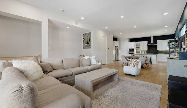 Modern Luxury Townhouse | Uptown & Attractions