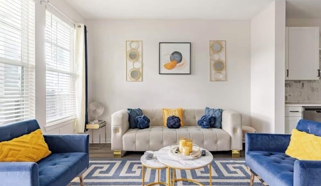 Modern LuXuRy Unit in beautiful Down Town Winter Garden with WIFI, Cable & POOL
