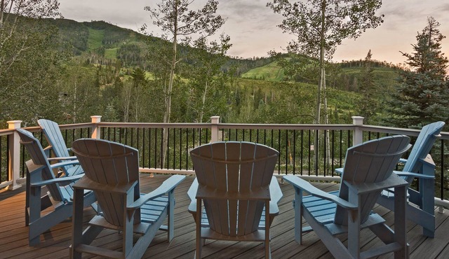Modern luxury + Hot Tub + Walk to Skiing - Time Flys Lodge