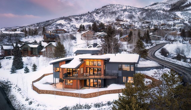 Modern Luxury Home + Hot Tub + Close to skiing + Ski Shuttle – Cazador Lodge