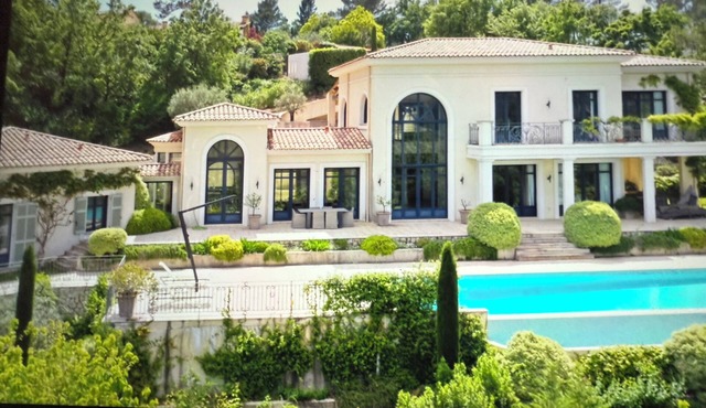 Modern Luxury Villa with Inifinity pool in gated Domaine de Terre Blanche
