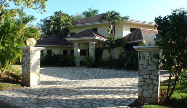 Modern luxury villa in Sea Horse Ranch