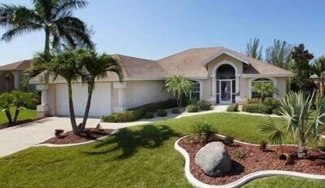 Modern luxury villa, south-facing, boat (optional),rental prices incl. 11.5% tax