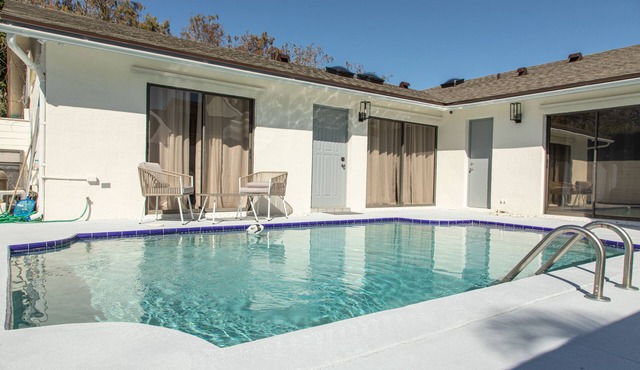 Modern Luxury Villa w/Heated pool & patio -6 min from WEF