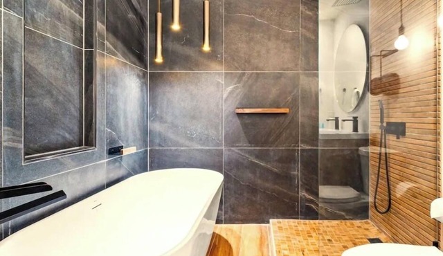 Modern luxury, walk to Washington St and downtown, EV, Movie room, Spa bathroom