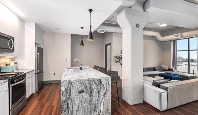 Modern Luxury with 2 King Beds & Water Views - Leonard Building