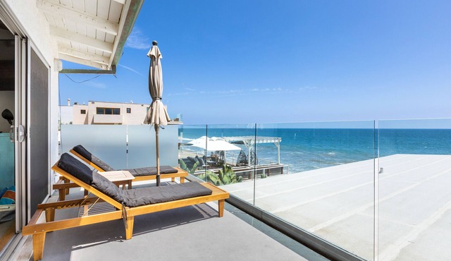 Modern Malibu Road Oceanfront Beach House with AC PRIVATE BEACH