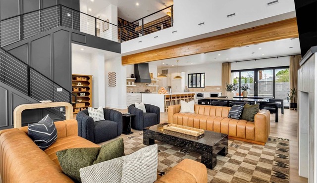 Modern Manor-6BR, Pool/Spa, Air Hockey, Ping Pong