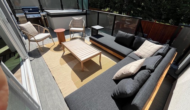 Modern Mansion - 5 Bedroom & 3.5 Bath