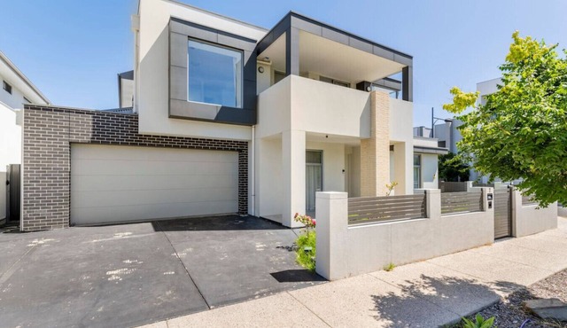 Modern Mansion in Lightsview | By Host Solutions