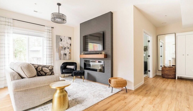 Modern Maple Valley retreat with hot tub, laundry, full kitchen, and easy access